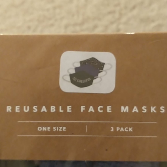 Aerie Reusable Cloth Adult Face Mask 3-Pack
Unisex - Picture 3 of 5